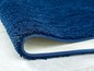Eine blaue Badematte mit rutschfester Unterseite.