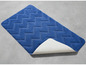 Eine blaue Badezimmermatte mit Zickzackmuster.