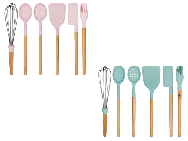 Rosa und blaue Silikon-Küchenutensilien mit Holzgriffen.