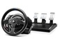 Ein Thrustmaster T300 RS GT Lenkrad mit Pedalen.