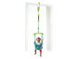 Ein Baby in einem Fisher-Price Jump-and-Learn Jumperoo, befestigt an einer Tür.