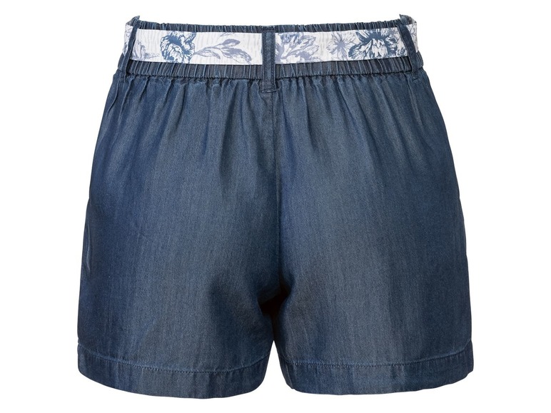 Dunkelblaue Jeans-Shorts mit einem weißen Blumenband.