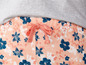 Rosa Pyjamahose mit Blumenmuster und Kordelzug.