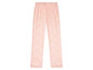 Eine rosa Pyjamahose mit weißem Blumenmuster.