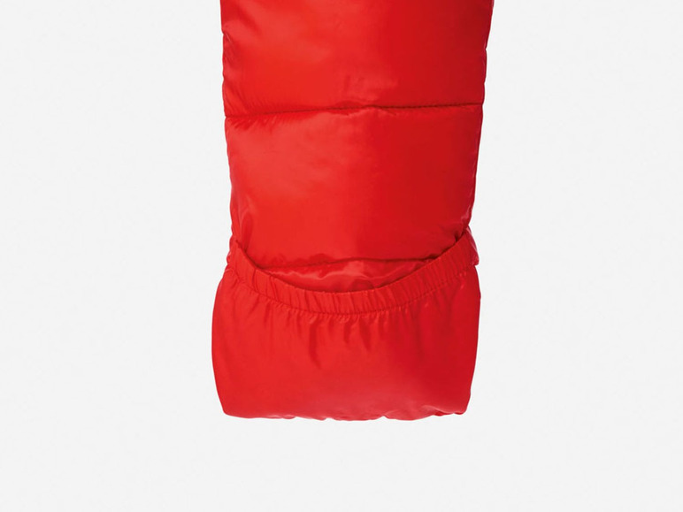 Rote Winterjacke mit elastischem Bund.