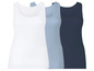 Drei einfache Tanktops in Weiß, Hellblau und Dunkelblau.