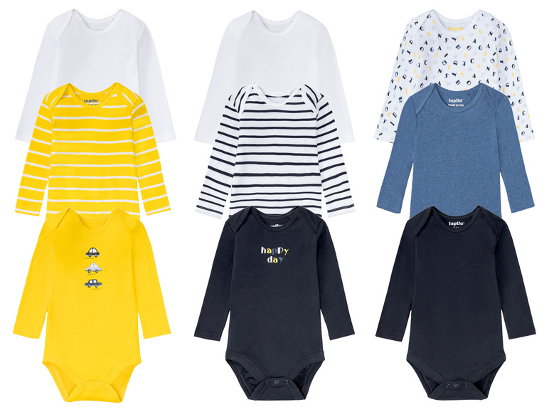 Sechs Lupilu Baby-Bodys mit langen Ärmeln, darunter einer mit Autos, einer mit Streifen und einer mit Buchstaben.