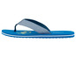 Blaue Livergy Flip-Flops mit Muster am Riemen.