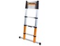 Eine ausziehbare Aluminiumleiter mit orangefarbenen Akzenten.