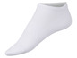 Weiße Socken mit niedrigem Schaft.