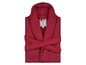 Ein roter Bademantel mit Kapuze von der Marke Berno