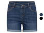 Blaue Denim-Shorts mit umgeschlagenem Saum.