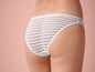Weiße, gestreifte String-Unterwäsche