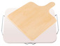 Ein Pizzablech aus Stein und ein Holz-Pizzabrett.