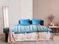 Ein Bett mit einer blauen Bettwäsche mit Seevögeln