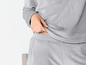 Ein grauer Pyjama mit langen Ärmeln und Hose.