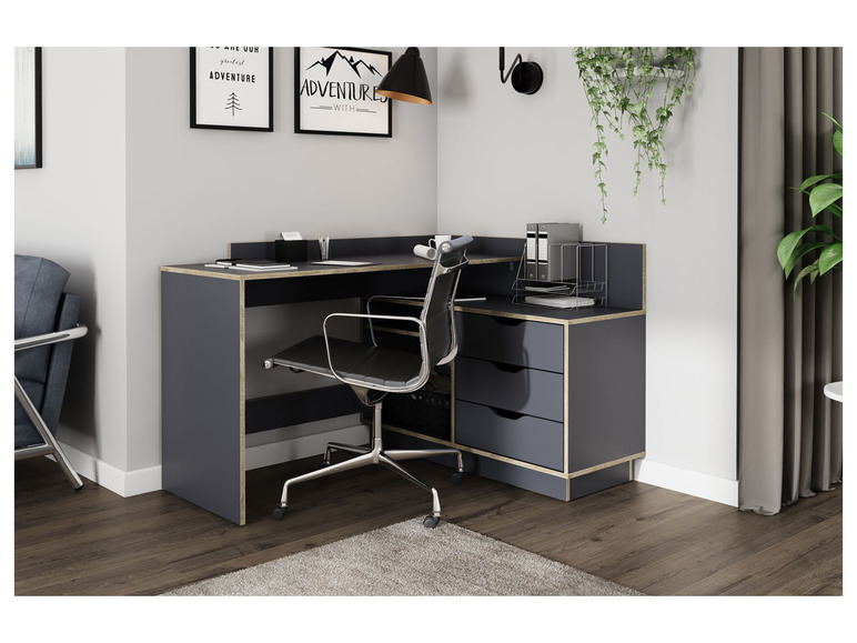 Ein dunkelgrauer Schreibtisch mit Holzplatte, einem drehbaren Bürostuhl und drei Schubladen.