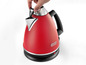 Ein roter Delonghi Wasserkocher mit Filter.
