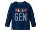 Ein dunkelblaues Langarmshirt mit dem Schriftzug 'THE NEW GEN' in bunten Buchstaben.