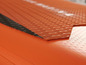 Detail eines orangefarbenen aufblasbaren Paddleboards mit rutschfestem Deck.