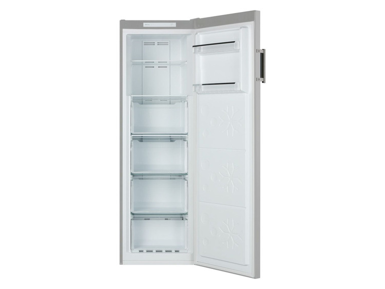 Ein offener silberner Kühlschrank mit mehreren Glasregalen.