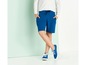 Blaue Shorts und blaue Sneakers für Jungen.