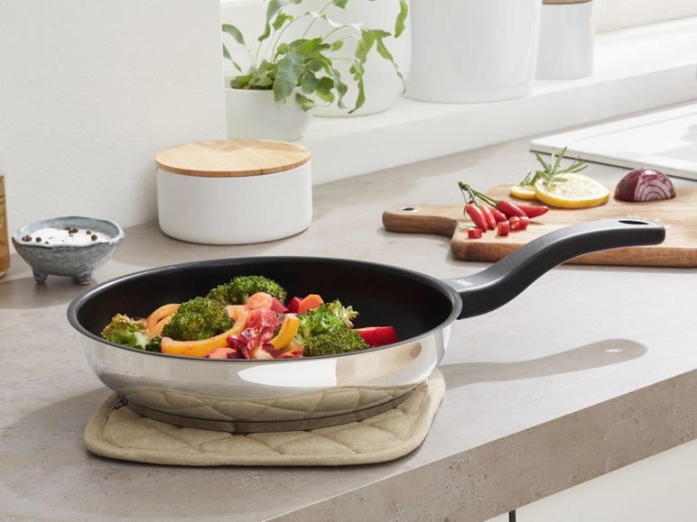 Eine Pfanne mit gebratenem Gemüse, darunter Brokkoli, Paprika und Chilischote.