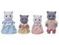 Calico Critters Katzenfamilie in verschiedenen Outfits.