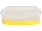 Eine transparente Lunchbox aus Plastik mit gelbem Boden.