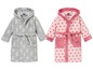 Zwei Kinderbademäntel, ein grauer mit Tiermuster und ein rosa mit Herzen.