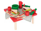 Ein Picknick-Spielzeug aus Holz mit Tisch, Stühlen, Besteck und Sandwiches.