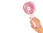 Ein rosa Handventilator der Marke Unold.