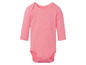 Ein rosafarbener Baby-Strampler mit langen Ärmeln.