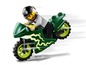 Eine Lego Minifigur auf einem grünen Motorrad.