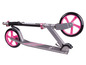 Ein silberner Roller mit rosa Rädern der Marke Hoot.