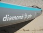 Ein graues aufblasbares Paddleboard mit der Aufschrift 'diamond D grip'.