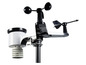 Eine Wetterstation mit Windfahne, Anemometer und Regensensor.