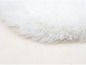 Ein weißer Plüschteppich.