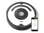 Ein Roomba-Roboterstaubsauger mit einer Smartphone-App.