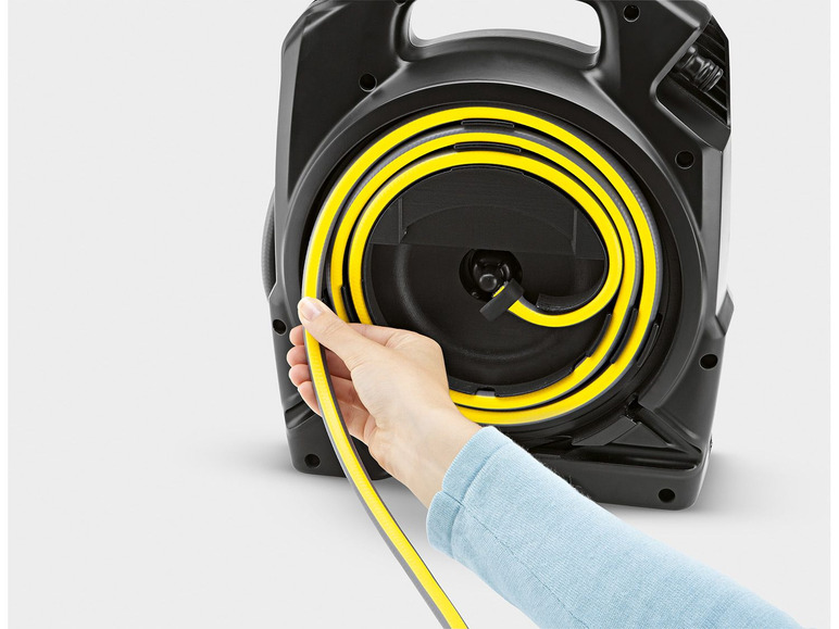 Ein schwarzer Karcher Gartenschlauch, der in einem schwarzen Halter aufgerollt ist.