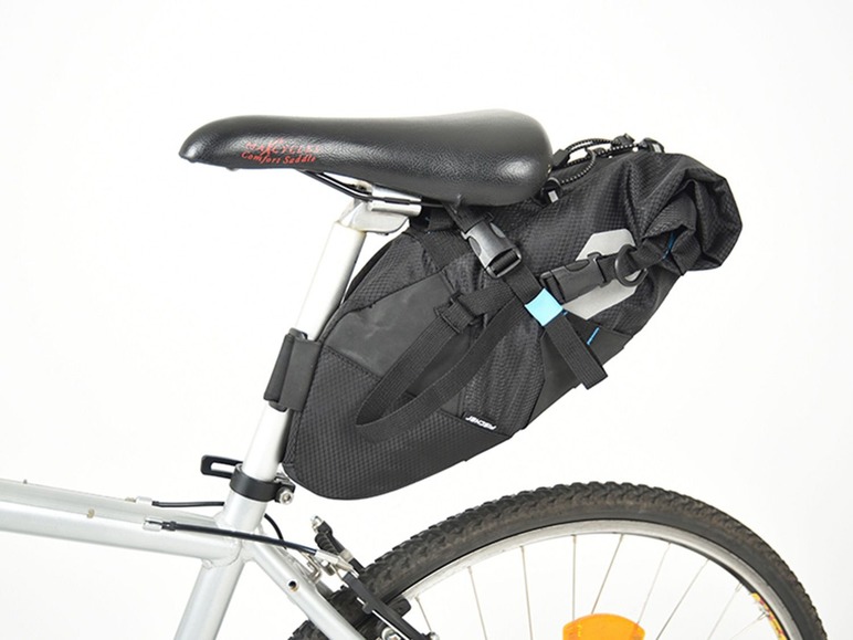 Ein Fahrrad mit einer Satteltasche, die an der Sattelstütze befestigt ist.