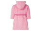 Ein rosa Bademantel mit Kapuze.