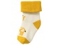 Weiße Babysocken mit gelbem Bündchen und Tiermuster.