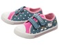 Zwei blaue Hello Kitty Canvas Sneaker mit rosa Details und Sternen.