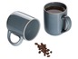 Zwei graue Tassen mit Kaffeebohnen