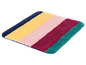 Ein farbenfroher Teppich mit horizontalen Streifen in Gelb, Rosa, Dunkelrot und Türkis.