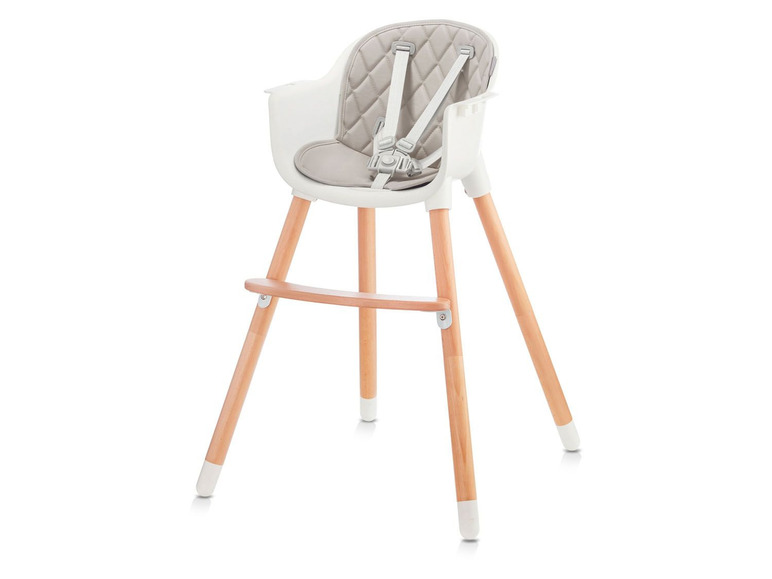 Ein weißer Hochstuhl mit Holzbeinen und einem Sicherheitsgurt.