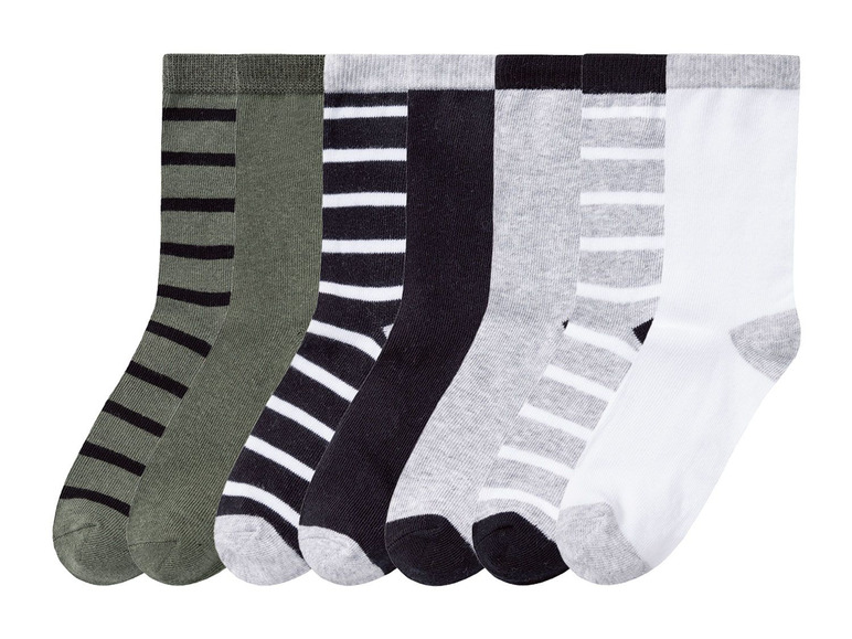 Sechs Paar Socken mit horizontalen Streifen in verschiedenen Farben.