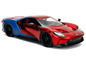 Ein rot-blauer Ford GT mit Spider-Man-Thema.