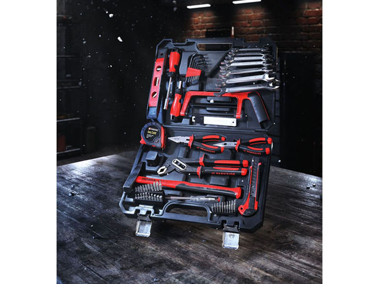 Eine Parkside Werkzeugkiste mit verschiedenen Schraubendrehern, Zangen und einer Wasserwaage